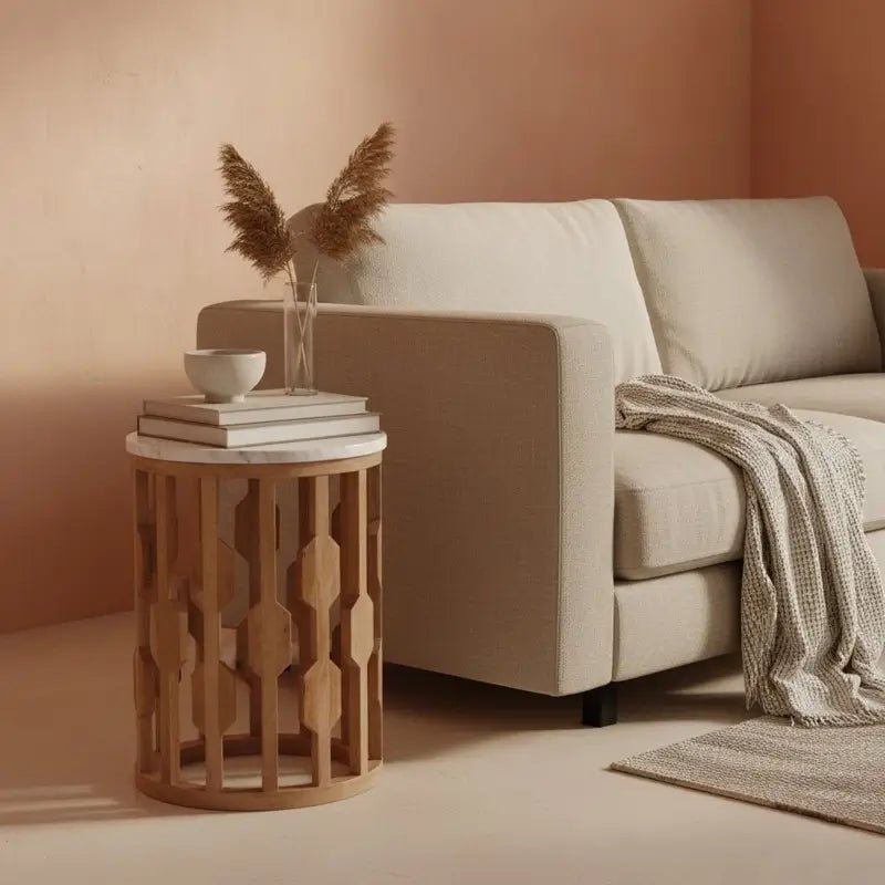 Runder Beistelltisch Aceh aus Holz und Marmor neben Sofa im hellen Wohnzimmer – modernes Japandi Design