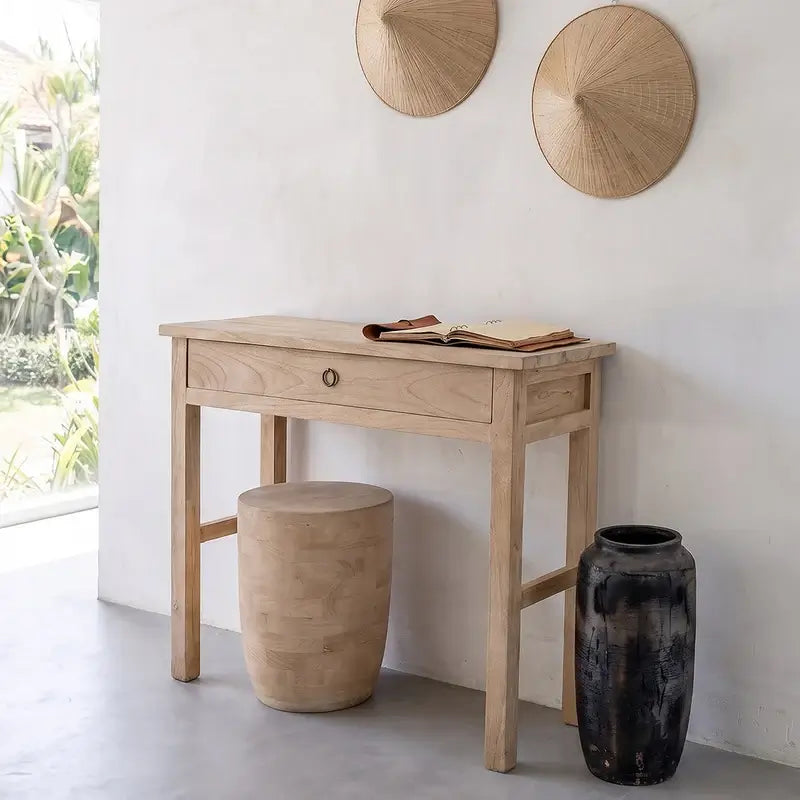 Beistelltisch und Hocker Tuvalu aus hellem Mangoholz unter einer Holzkonsole