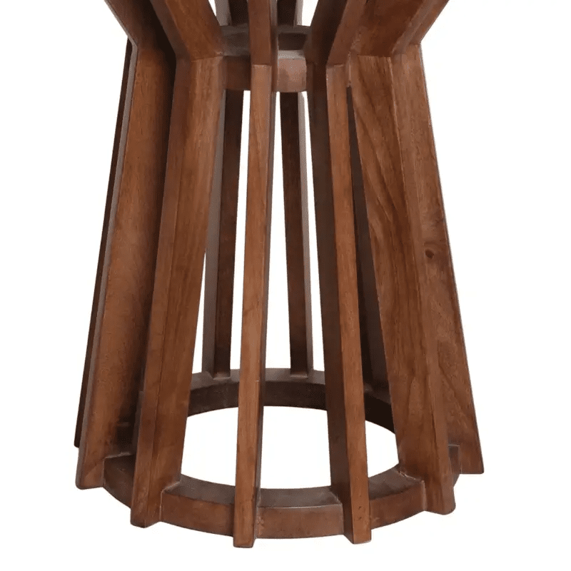 Detailaufnahme vom runden Beistelltisch aus Holz mit schwarzer Marmorplatte – fein verarbeitete Oberfläche mit eleganter Maserung