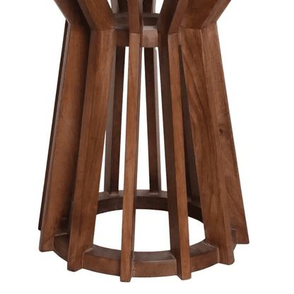 Detailaufnahme vom runden Beistelltisch aus Holz mit schwarzer Marmorplatte – fein verarbeitete Oberfläche mit eleganter Maserung