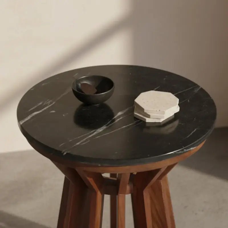 Runder Beistelltisch Holz Marmor Schwarz mit Deko im Wohnzimmer – harmonischer Materialmix für stilvolle Wohnräume