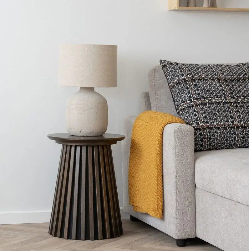 Inspiration für moderne Beistelltisch-Ideen – dekorierter Tisch mit Lampe im Wohnzimmer