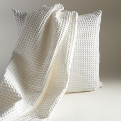 Offwhite Bettüberwurf und Kissen von Evelyn Kahle Prima: Gemütliches Waffelmuster für ein stilvolles Schlafzimmer.