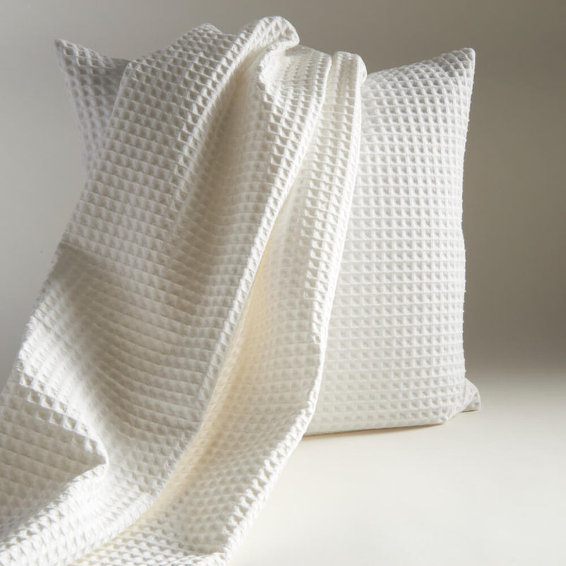 Offwhite Bettüberwurf und Kissen von Evelyn Kahle Prima: Gemütliches Waffelmuster für ein stilvolles Schlafzimmer.