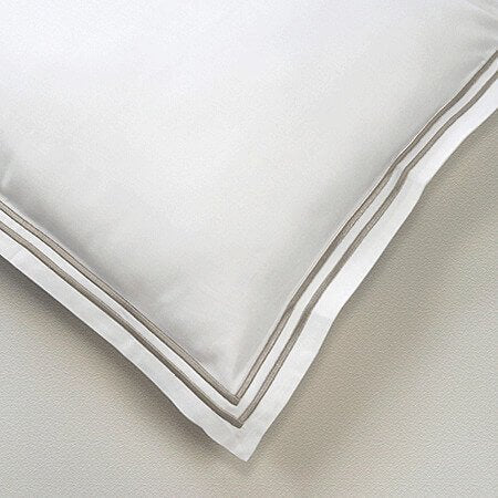 Bettwäsche Louvre von Evelyn Kahle, Satin-Baumwolle mit Zierstich in Cappuccino, luxuriöser Schlafkomfort für stilvolle Nächte.