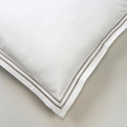 Bettwäsche Louvre von Evelyn Kahle, Satin-Baumwolle mit Zierstich in Cappuccino, luxuriöser Schlafkomfort für stilvolle Nächte.