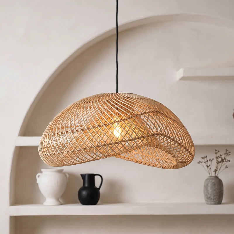 Boho-Hängeleuchte Labyrinth von Raw Materials aus naturfarbenem Rattan, mit geschwungenem Schirm und warmem Licht
