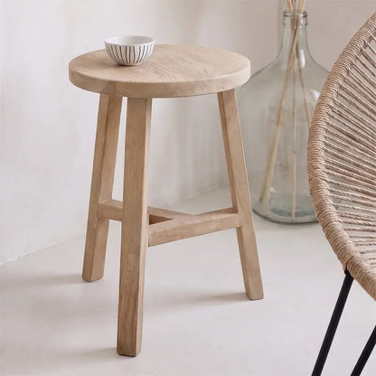 Dreibeiniger Holzhocker von Raw Materials in Natur – runder Beistellhocker aus Holz für Wohnzimmer, Bad oder Schlafzimmer