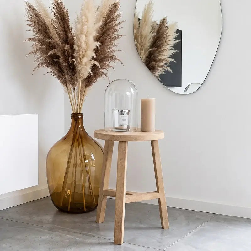 Dreibeiniger runder Hocker von Raw Materials – klassisch-moderner Dekohocker aus Holz als Beistellhocker und kleine Ablage