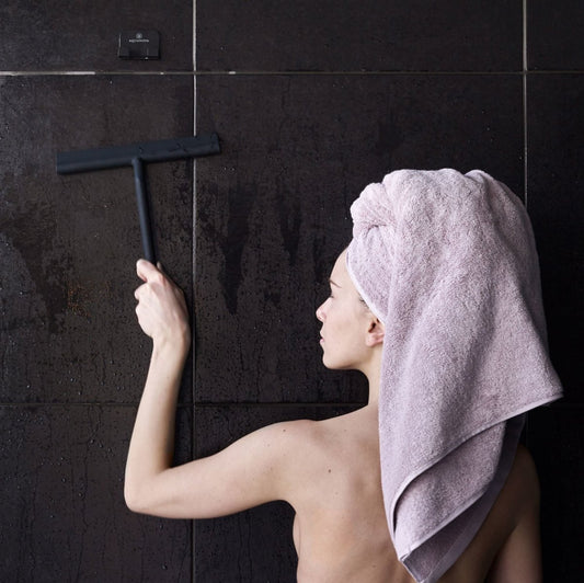 Praktischer Duschwischer/Glasabzieher Aquanova Arvis in Schwarz: Mit klebender Wandhalterung für eine streifenfreie Dusche.
