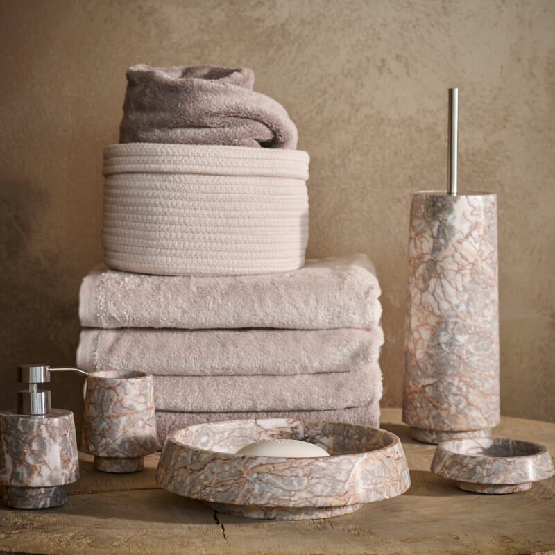 Edle Marmor-Badaccessoires Orion in Almond Creme Beige – Seifenspender, Bürste, Schalen und Ablagen von Aquanova