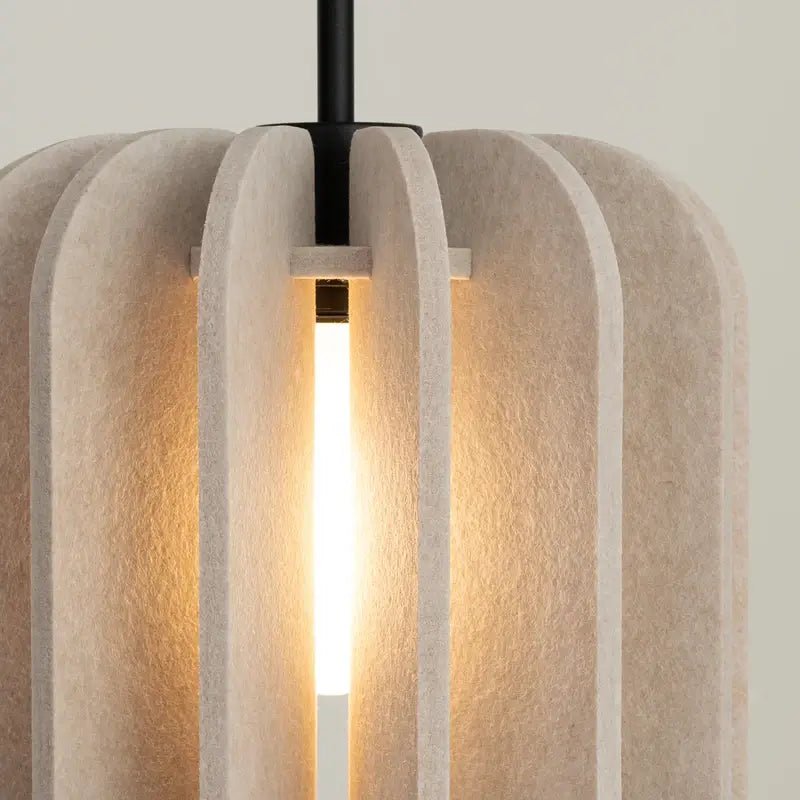 Lichtdetail einer beigen Filzleuchte in Fächerform mit warmem Licht
