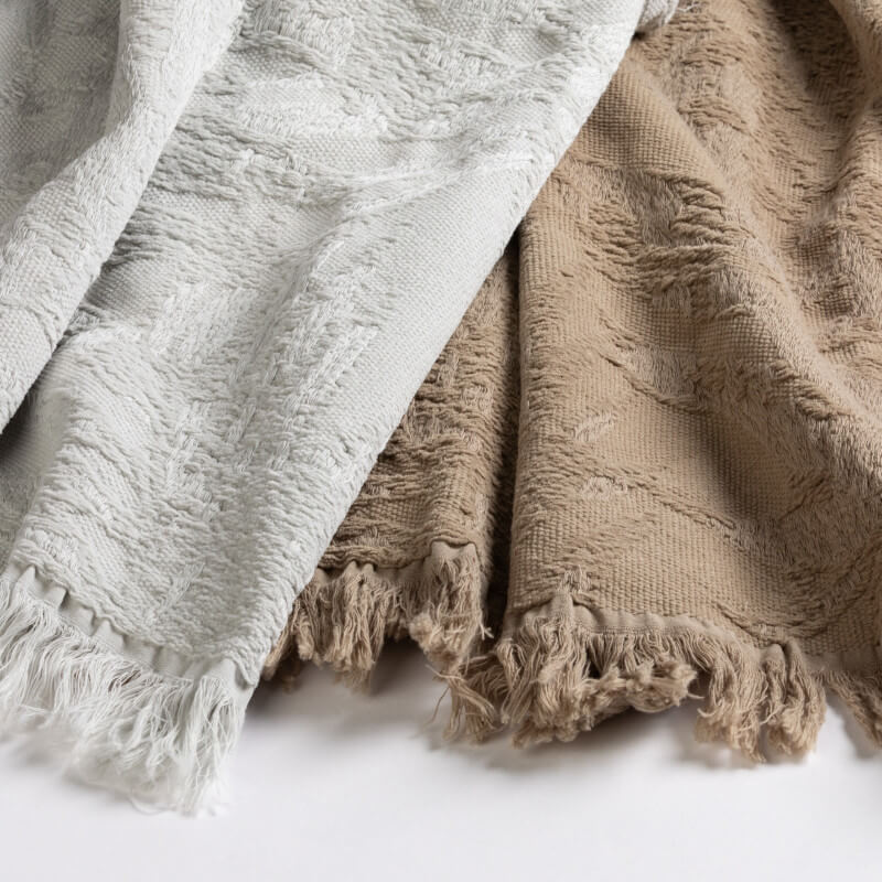 Fransen-Plaid aus 100 % Baumwolle in Jacquard-Optik – stilvoller Überwurf in Taupe und Salbeigrün von Evelyn Kahle, 130×170 cm