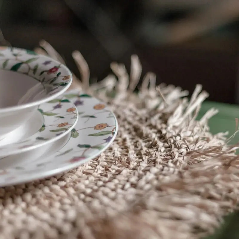 Elegante Tischsets kombiniert mit stilvoller Tischdekoration, ideal für einen schön gedeckten Tisch und eine gemütliche Atmosphäre