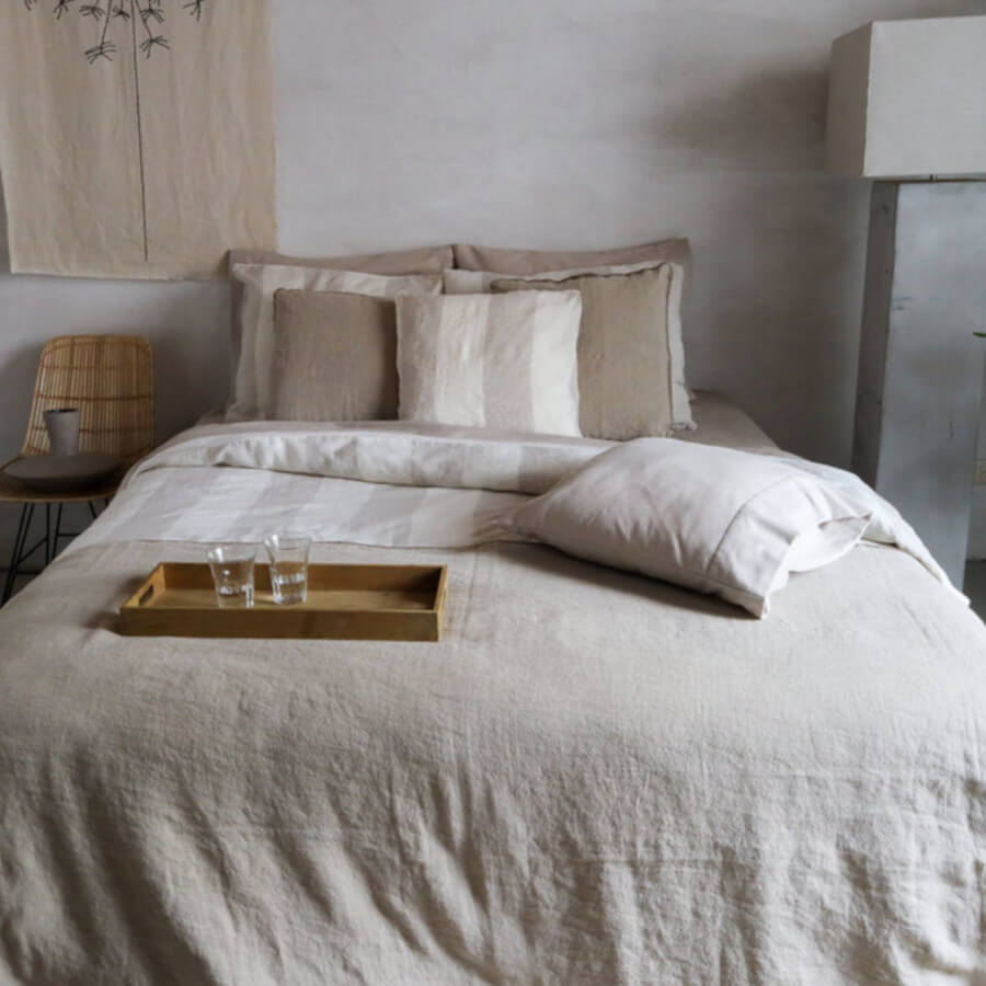 Gestreifte Leinen-Bettwäsche, Offwhite-Beige: Hochwertige Leinenbettwäsche mit Streifenmuster in natürlichen Farben.