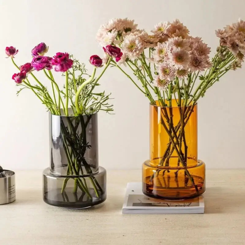 Glasvase gefüllt mit Zweigen und Trockenblumen als Dekoidee