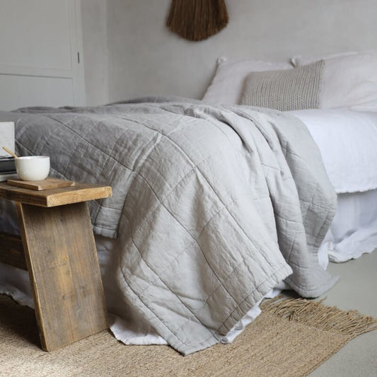 Großes Plaid "Nice" mit Blockmuster aus grauem und hellgrauem Leinen und Baumwolle: Die Tagesdecke von House in Style ist ein stilvolles Textil.