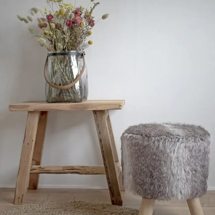 Teakholz-Hocker Barcelona im Wohnzimmer mit Pflanze und Dekoobjekten