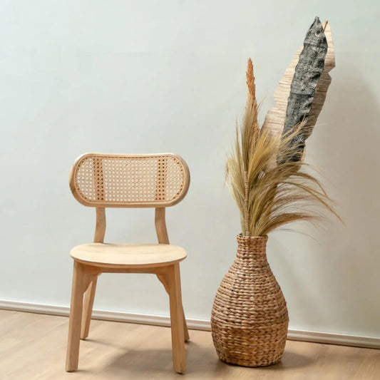 Hohe Korbvase "Dayana": Die Bodenvase im Boho-Stil aus geflochtener Wasserhyazinthe ist ein stilvolles Dekorationsobjekt.