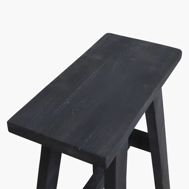 Rustikaler Beistellhocker Fabric aus schwarzem Holz – dekorativer Holzhocker als kleine Ablage für moderne Wohnräume