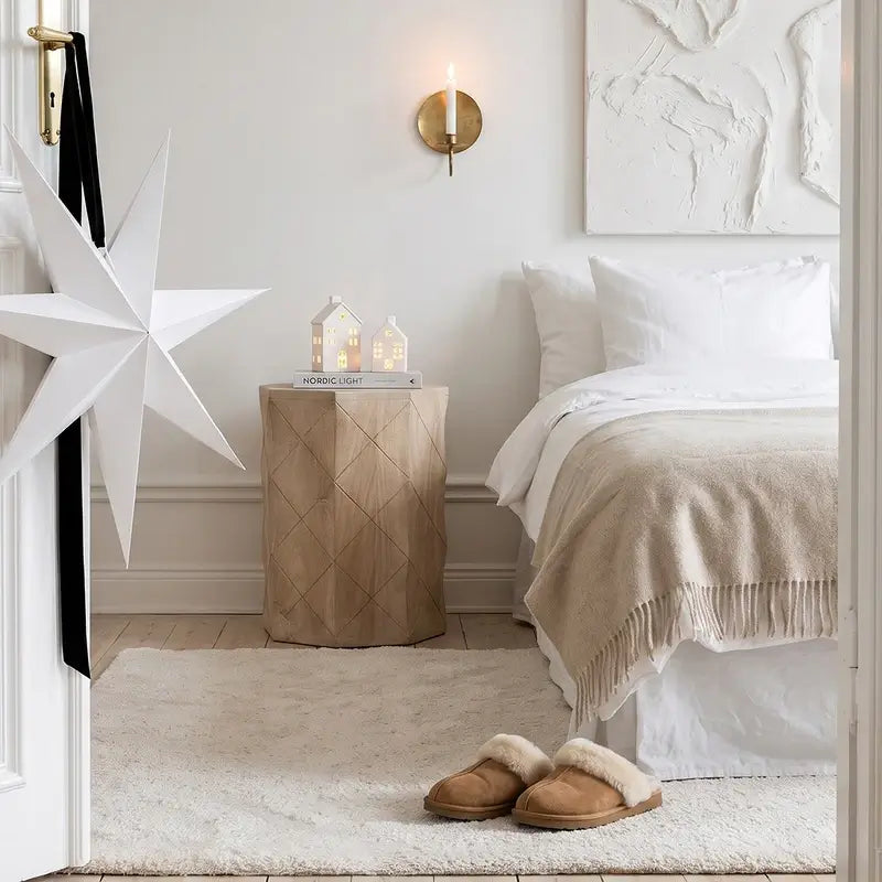 Beistelltisch Pacific aus Mangoholz im Schlafzimmer – kleiner Holztisch als dekorative Ablage neben dem Bett