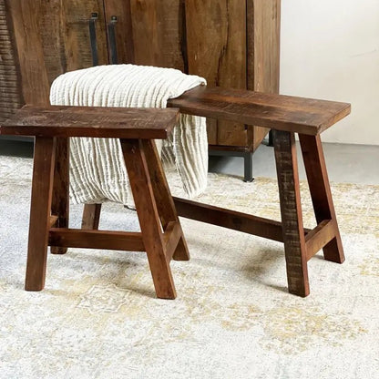 Holz-Dekobank im Raw-Materials-Stil – natürliche Bank aus massivem Holz als Ablage oder Sitzgelegenheit im Industrial Design
