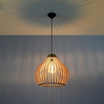 Holz-Hängeleuchte APRILLA mit warmer Lichtwirkung und dekorativem Schattenwurf an der Decke