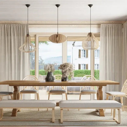 Holzlamellen Pendelleuchte ELZA über Esstisch im modernen Esszimmer mit Naturholz-Möbeln