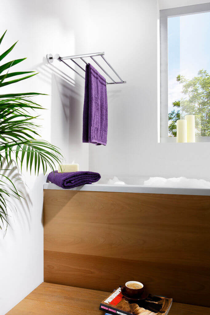 Klappbarer Badetuchhalter als Handtuchablage für die Wand im Bad: Der Badetuchhalter ist eine platzsparende Lösung.