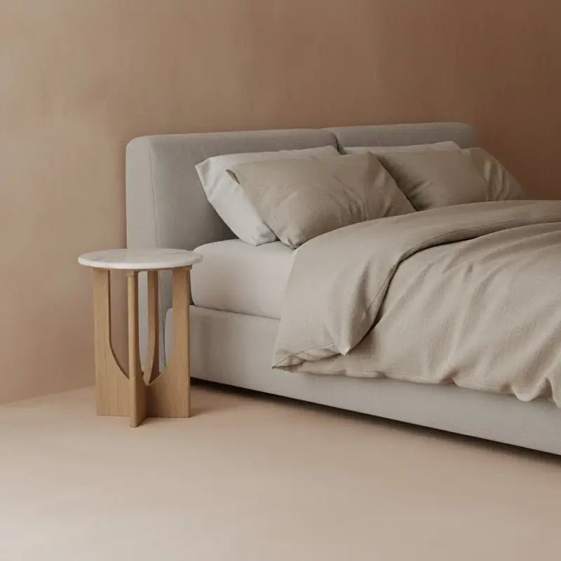Kleiner Beistelltisch Kuching als Nachttisch im Schlafzimmer – elegantes Design aus Holz und Marmor