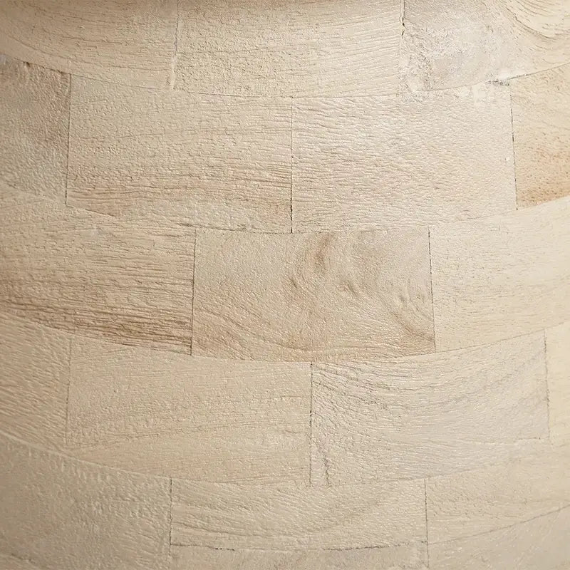 Konischer Beistelltisch aus Holz – Detailansicht der natürlichen Holzstruktur und individuellen Maserung