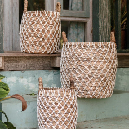 Korb "Kubu" aus Makramee: Der Wäschekorb/Pflanzkorb im Boho-Stil ist ein stilvoller Dekokorb.
