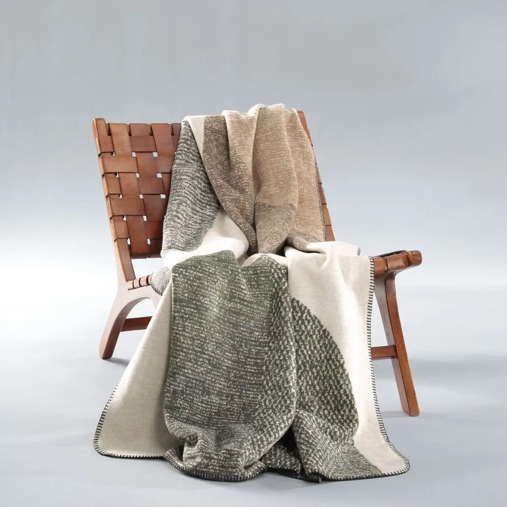 Kuscheldecke Nordic Rock, Materialdetail weicher Flor aus Baumwoll-Mischgewebe in Creme und Beige