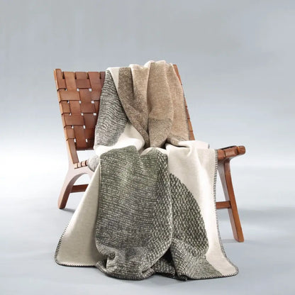 Kuscheldecke Nordic Rock, Materialdetail weicher Flor aus Baumwoll-Mischgewebe in Creme und Beige