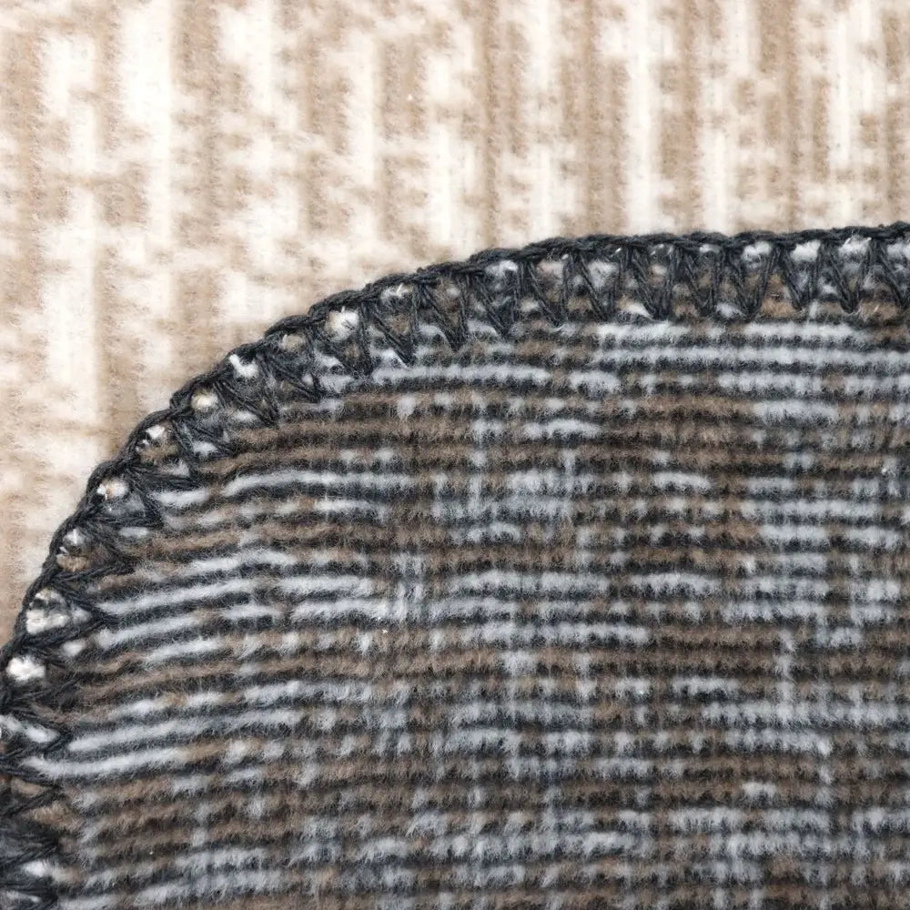 Kuscheldecke Nordic Rock, Detailansicht Kettelnaht der flauschigen Wohndecke