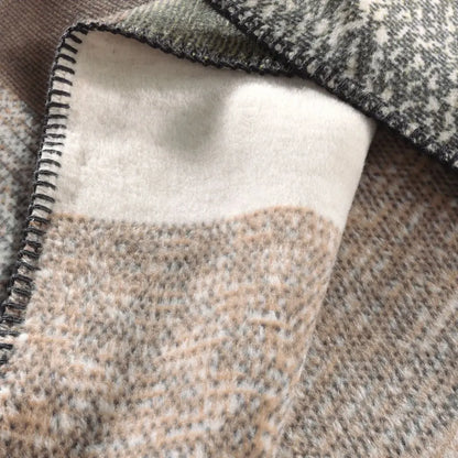 Kuscheldecke Nordic Rock als kuschelige Sofadecke in Naturtönen im Wohnzimmer
