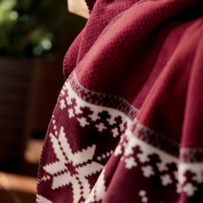 Kuscheldecke Nordic Knit in Rot-Weiß, Detailansicht der Stoffstruktur
