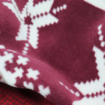 Kuscheldecke Nordic Knit mit Schneeflockenmuster, Detailansicht des Designs
