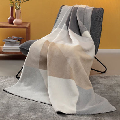 Kuschelige Decke "Great Stone": Die geometrische Sofadecke ist eine stilvolle Wohndecke.