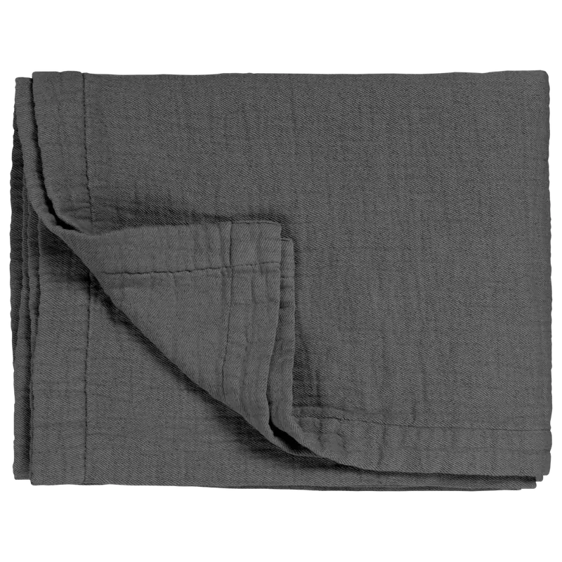 Tagesdecke Vandyck Pure 68 in Anthrazit, gefaltet mit feiner Webstruktur, breitem Saum und umgeschlagener Ecke
