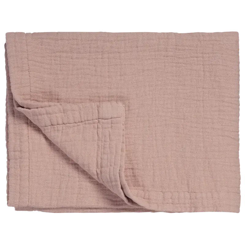 Tagesdecke Vandyck Pure 68 in Blush Rosa, gefaltet mit feiner Webstruktur, breitem Saum und umgeschlagener Ecke
