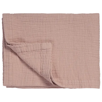 Tagesdecke Vandyck Pure 68 in Blush Rosa, gefaltet mit feiner Webstruktur, breitem Saum und umgeschlagener Ecke
