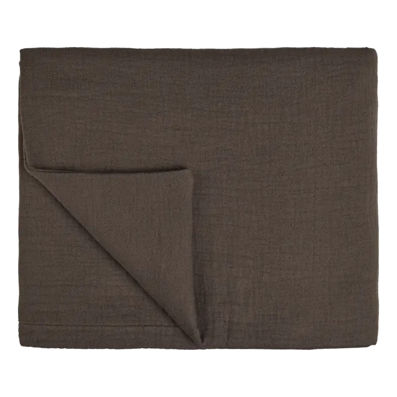 Tagesdecke Vandyck Pure 68 in Dark Truffle Dunkelbraun, gefaltet mit feiner Webstruktur und umgeschlagener Ecke
