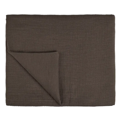 Tagesdecke Vandyck Pure 68 in Dark Truffle Dunkelbraun, gefaltet mit feiner Webstruktur und umgeschlagener Ecke
