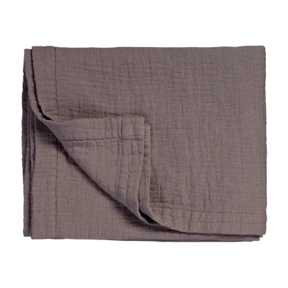 Leichte Tagesdecke Vandyck Pure 68 in Moonscape Violett, gefalteter Bettüberwurf mit feiner Webstruktur und breitem Saum
