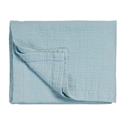 Leichte Tagesdecke Vandyck Pure 68 in Powder Blue, gefalteter Bettüberwurf mit feiner Webstruktur und breitem Saum
