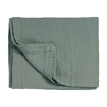 Leichte Tagesdecke Vandyck Pure 68 in Salbei, gefalteter Bettüberwurf mit feiner Webstruktur und breitem Saum
