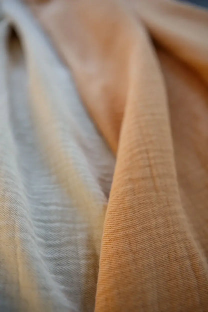Leichte Tagesdecke Vandyck Pure 68 in Sand, Nahaufnahme der feinen Webstruktur des Bettüberwurfs in lockeren Falten
