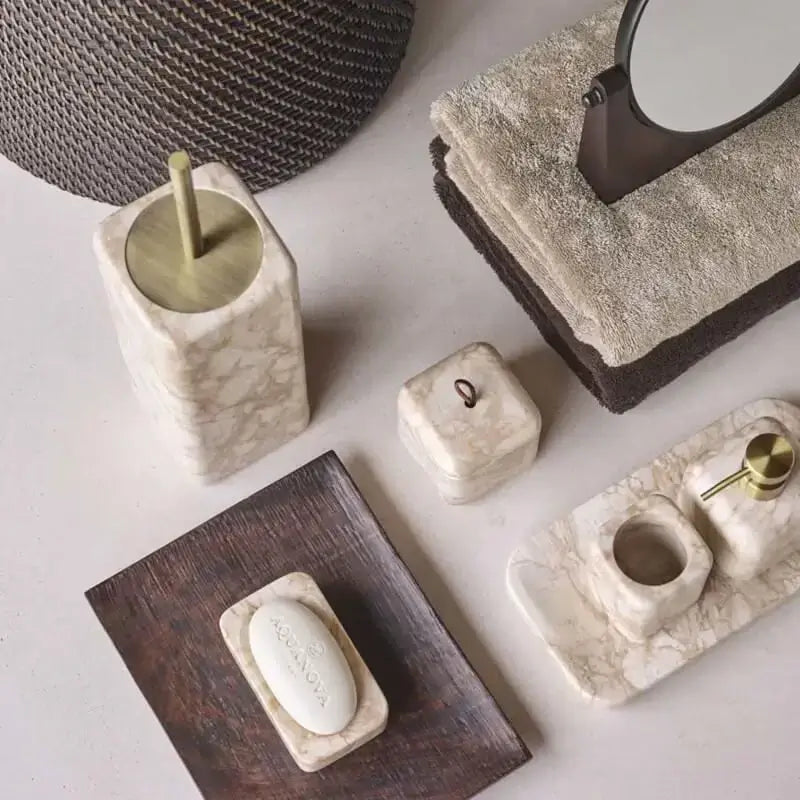 Marmor- und Holz-Accessoires Blake und Ebony von Dawelba – edle Badserie in warmen Naturtönen für modernes Baddesign