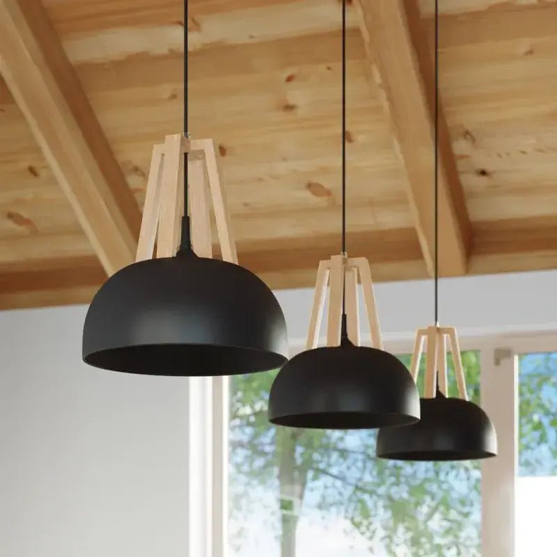 Schwarze Pendelleuchte CASCO mit Holzdetail in modernem Wohnambiente – klare Form, warmes Licht, ideal für Esszimmer und Küche.